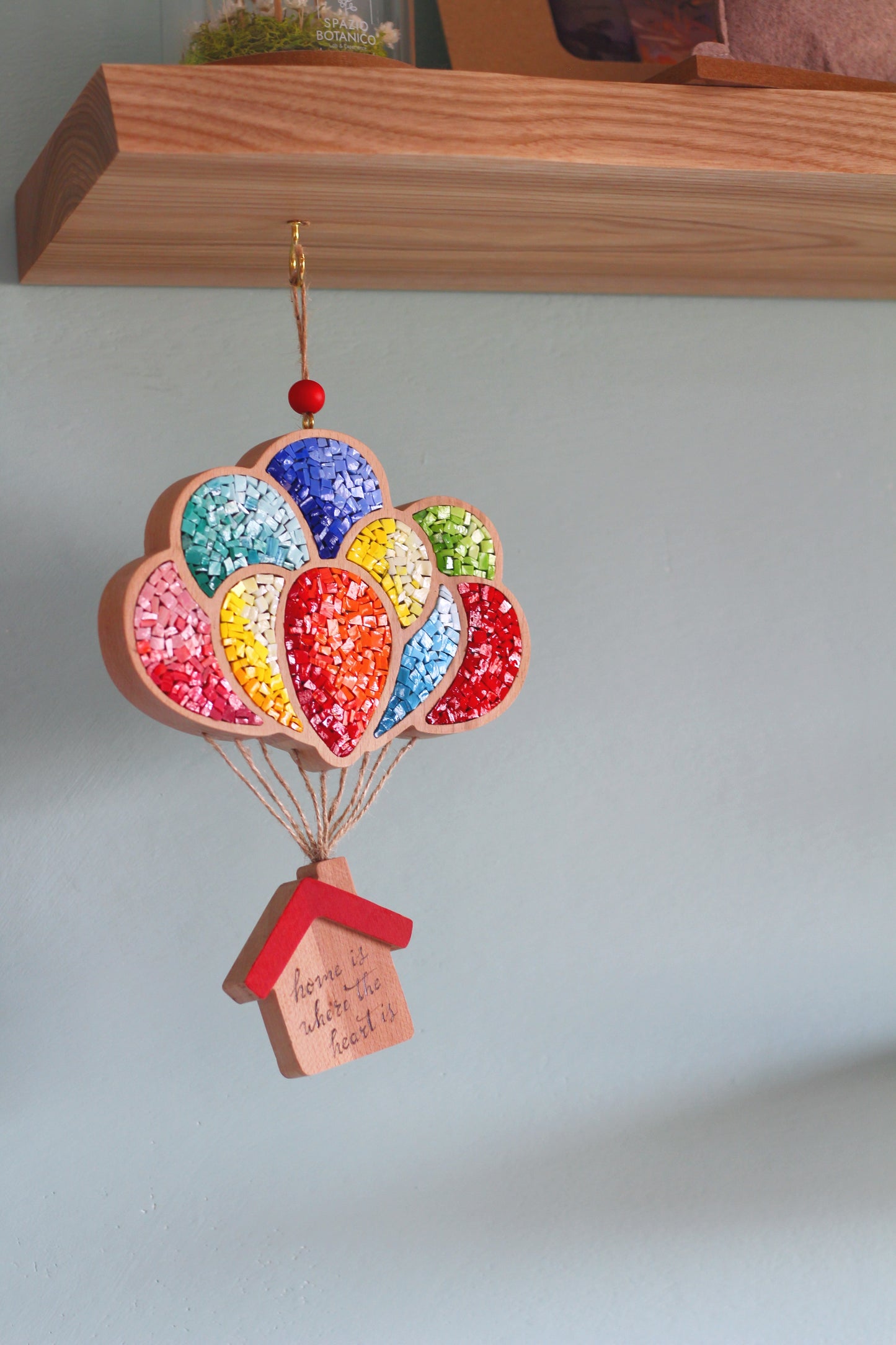 Casa con palloncini colorati | Upsidu