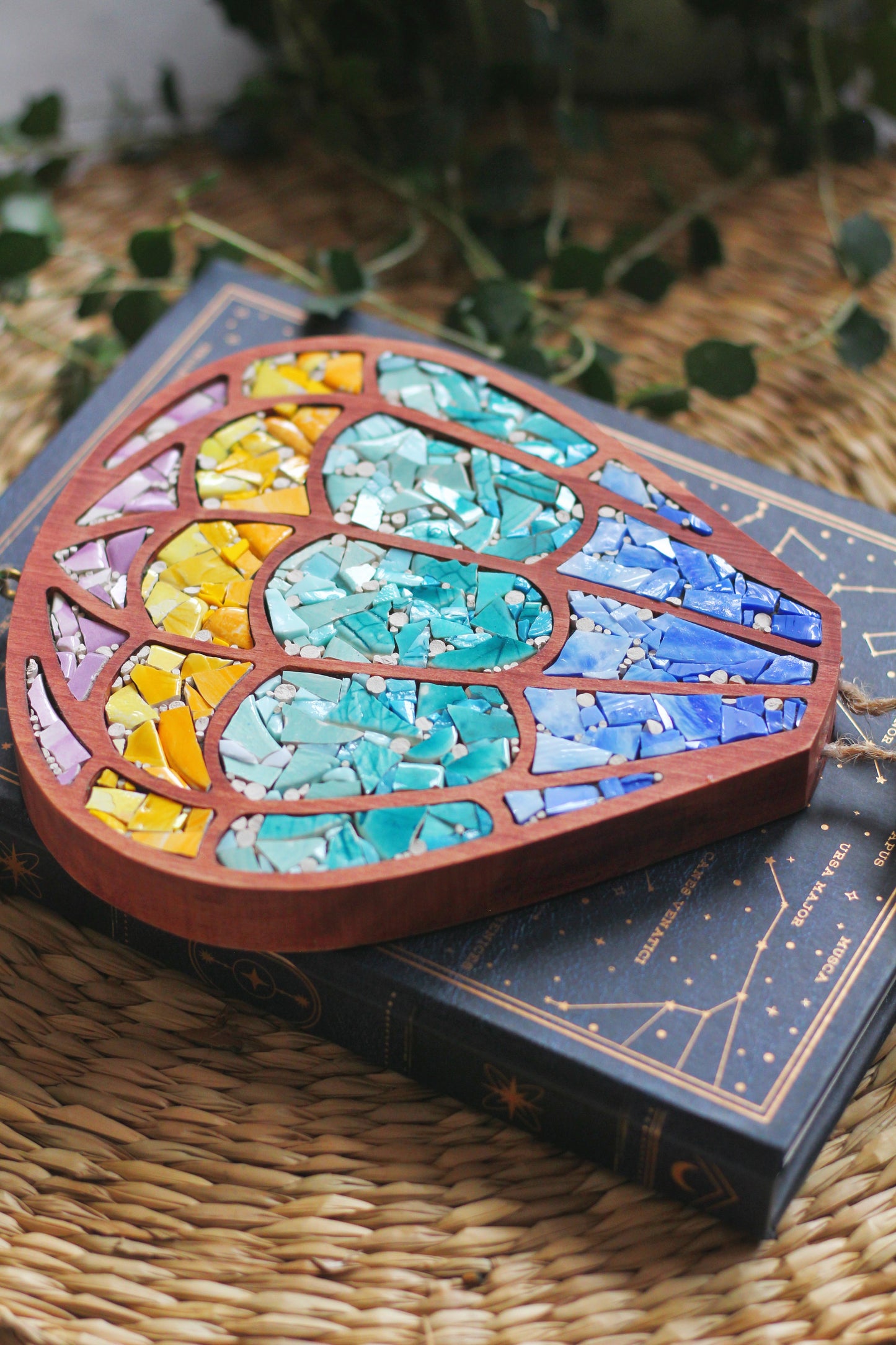 Mongofliera multicolor in legno e mosaico | Upsidu