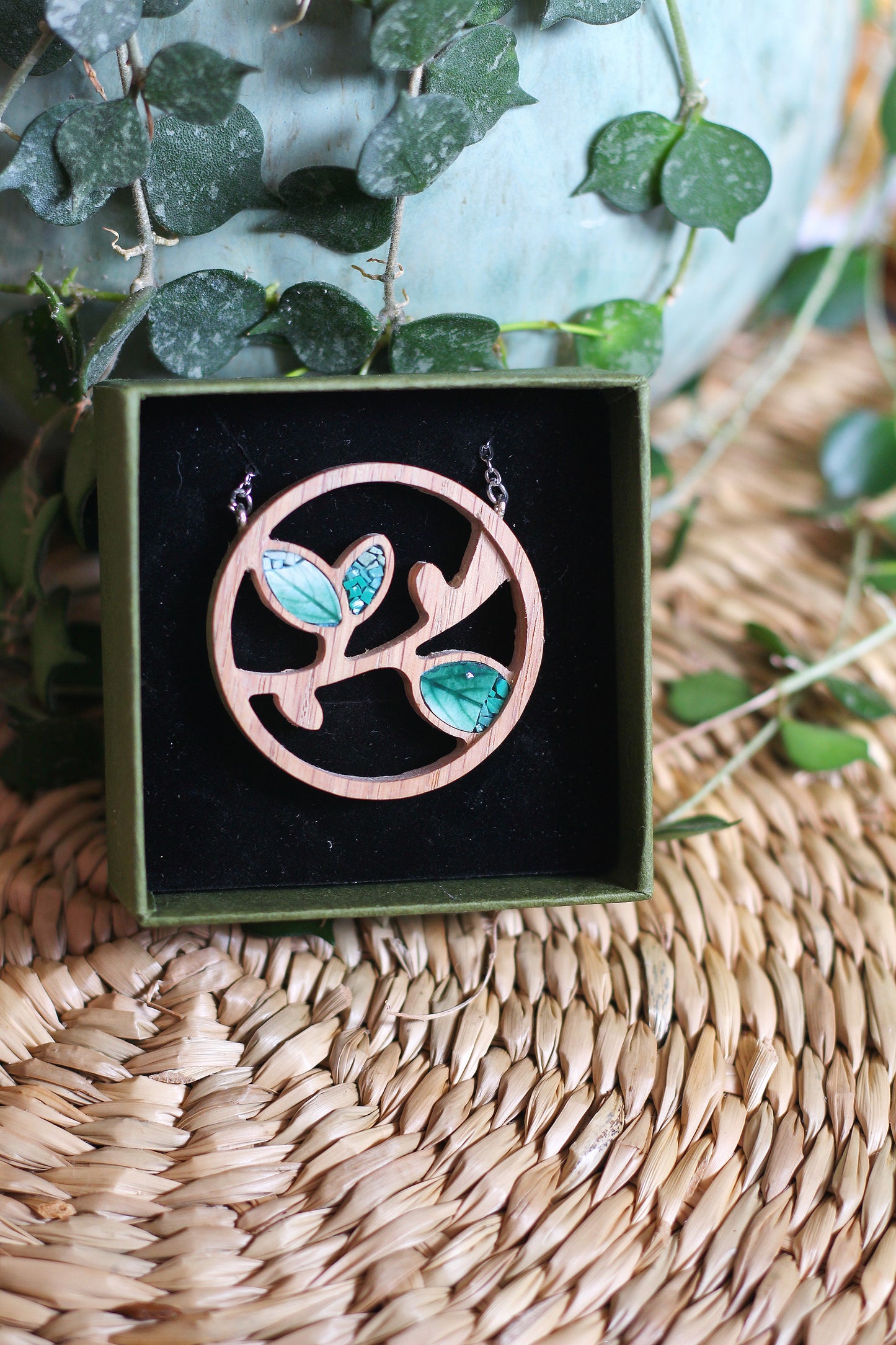 Collana con foglie in legno e mosaico | Upsidu