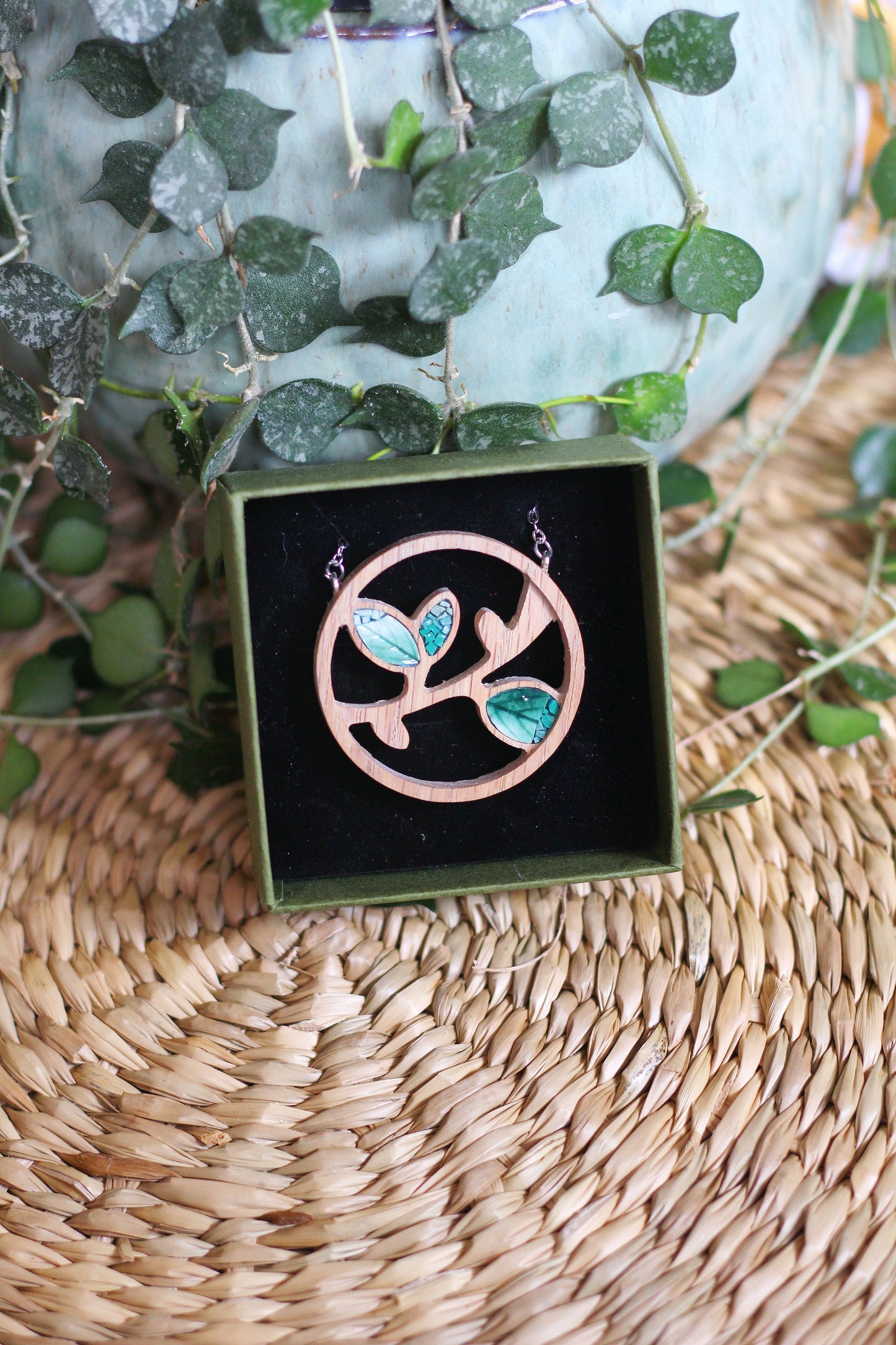 Collana con foglie in legno e mosaico | Upsidu
