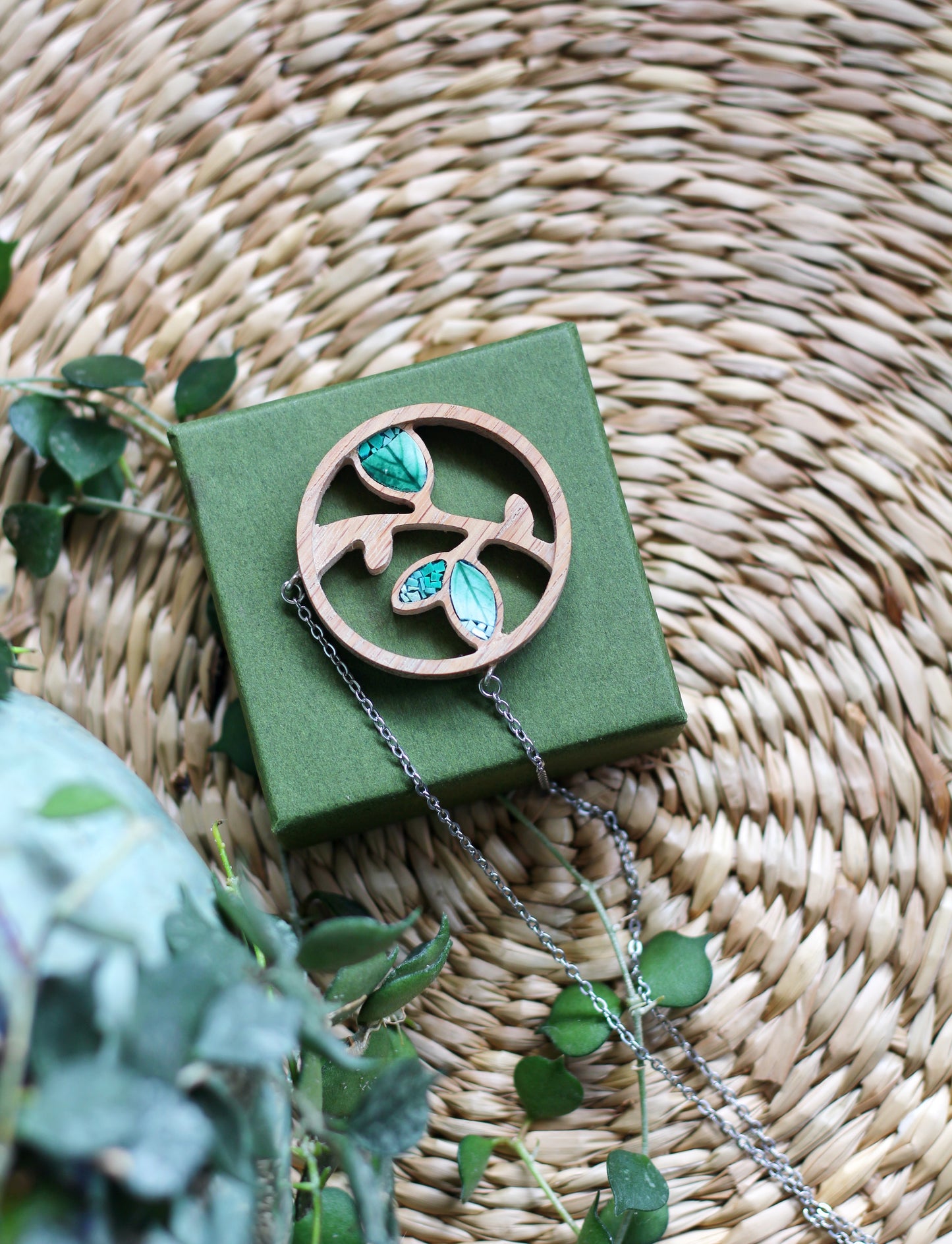 Collana con foglie in legno e mosaico | Upsidu
