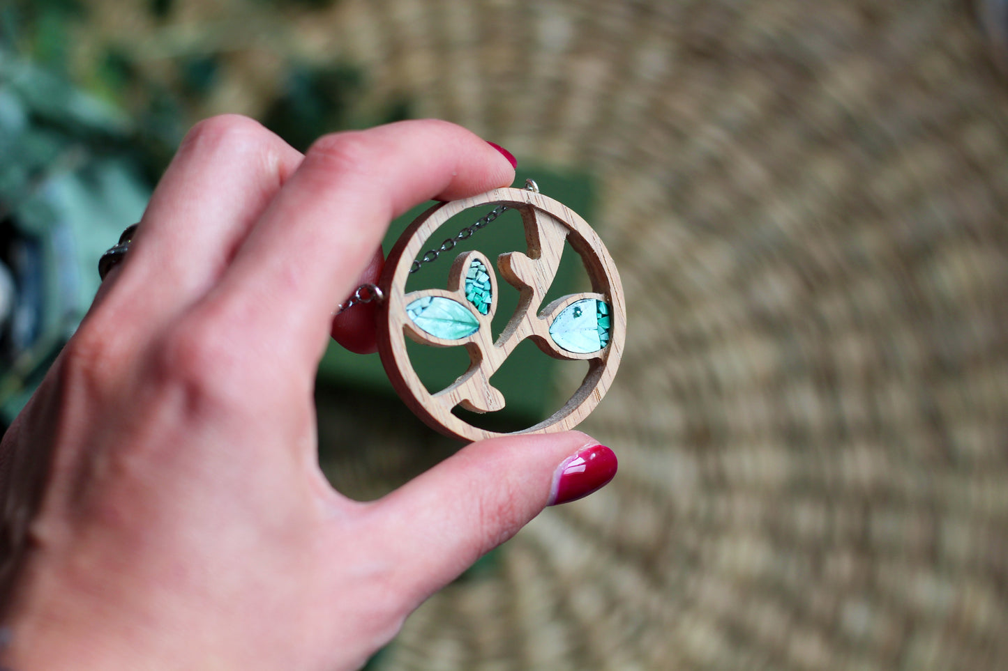 Collana con foglie in legno e mosaico | Upsidu