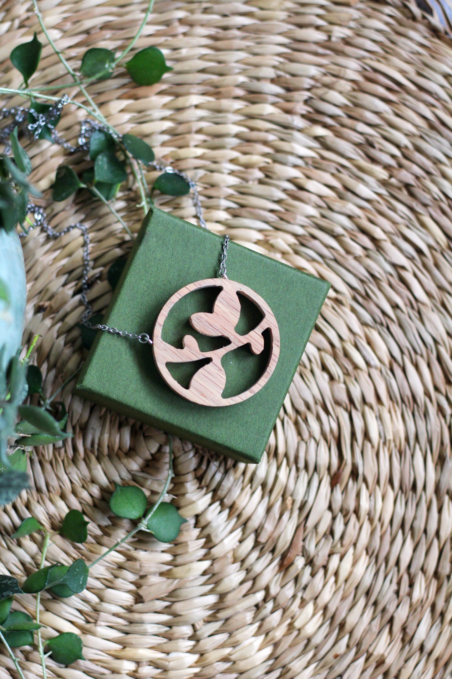 Collana con foglie in legno e mosaico | Upsidu