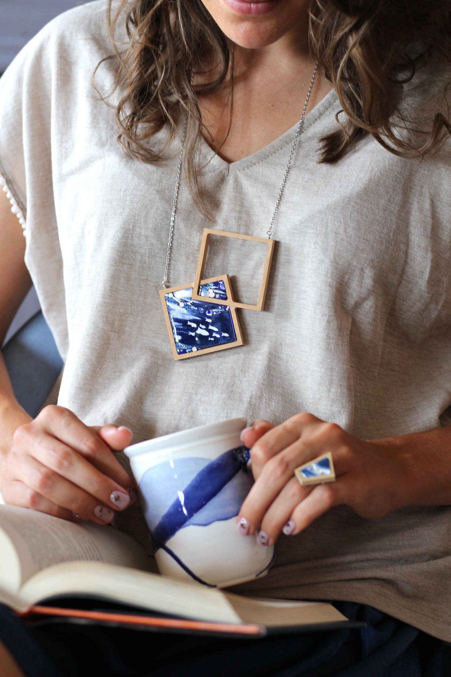 Collana elegante in legno e mosaico- collana blu pesci | Upsidu
