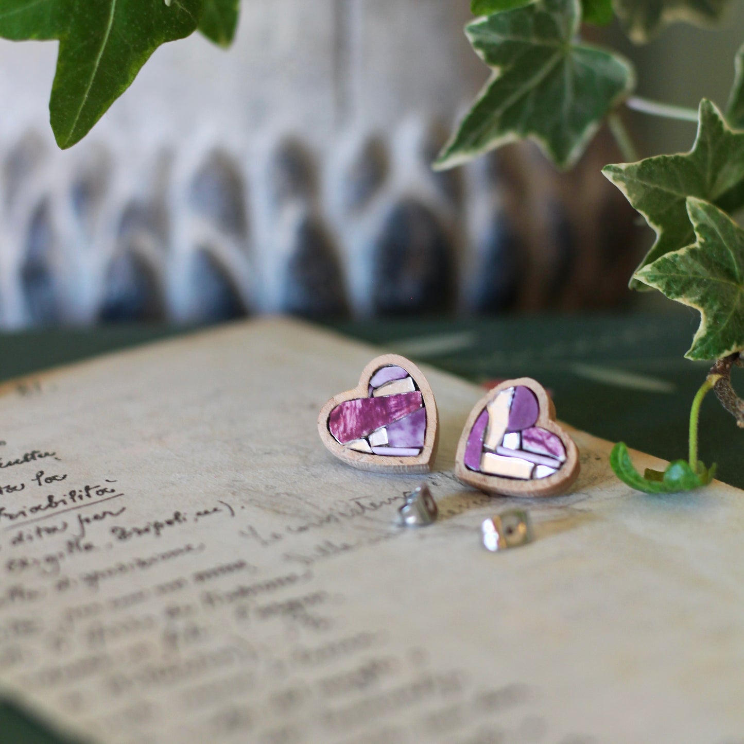 Orecchini a cuore viola in legno e mosaico | Upsidu