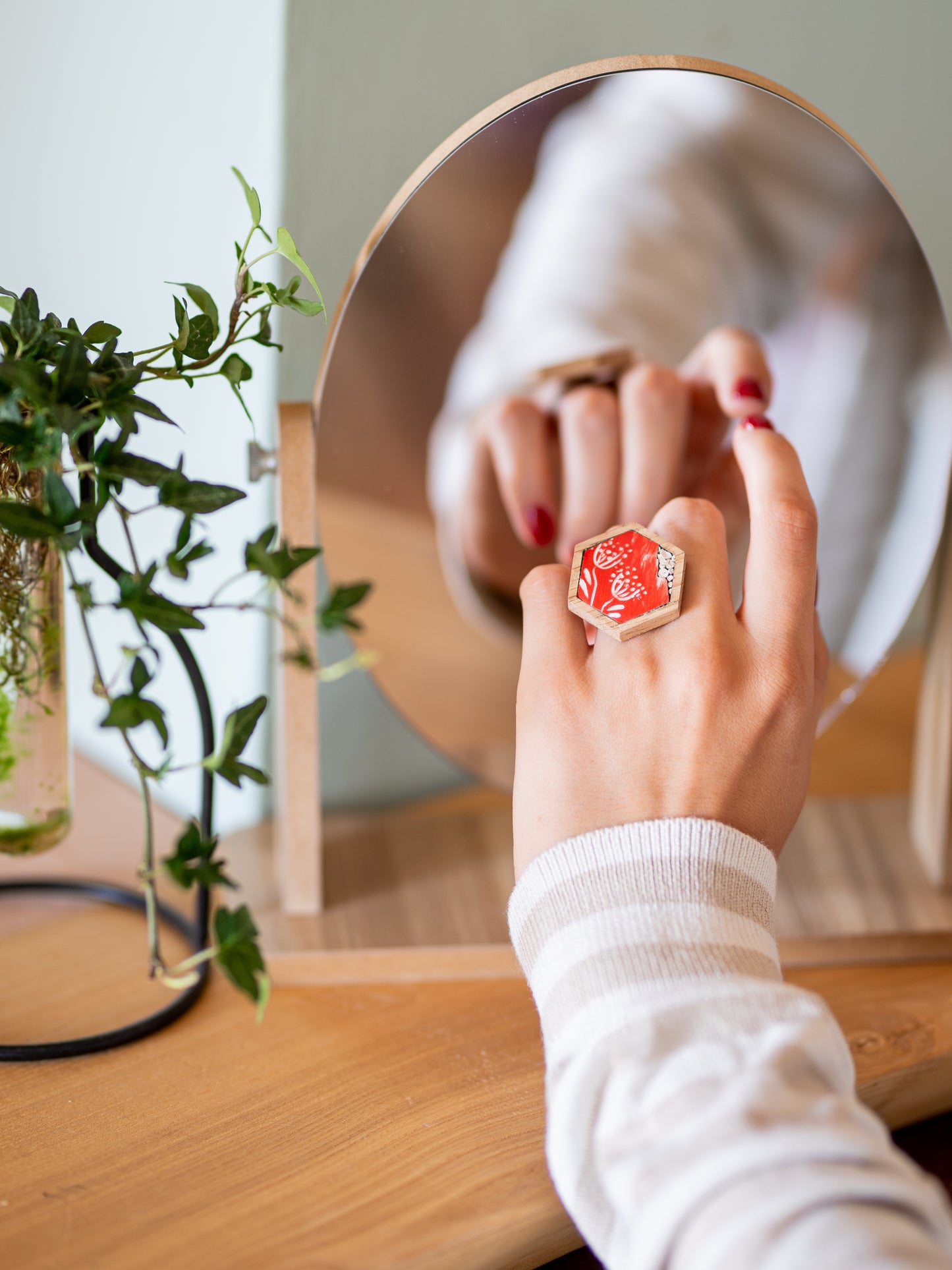 Anello rosso esagonale in mosaico | Upsidu