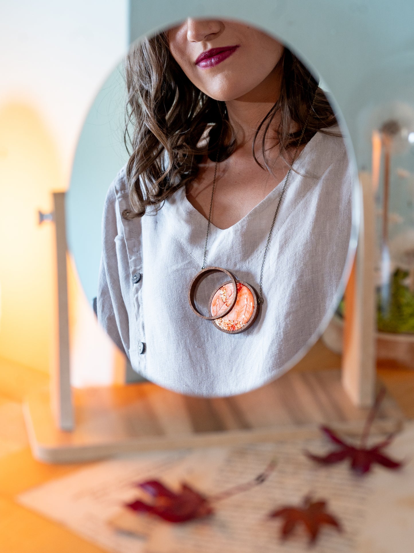Collana lunga elegante in legno e mosaico | Upsidu