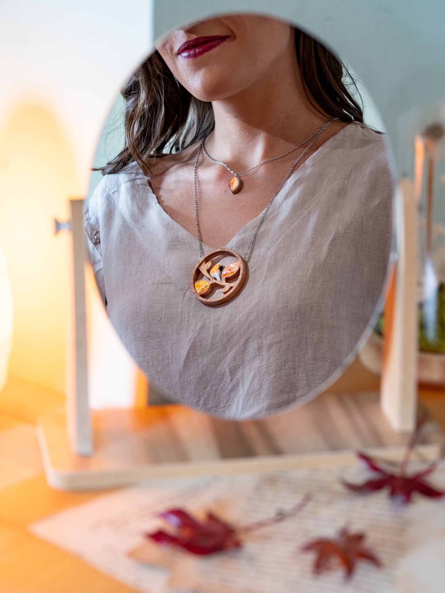 Collana foglia autunnale in legno e mosaico | Upsidu