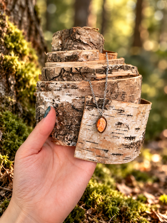 Collana foglia autunnale in legno e mosaico