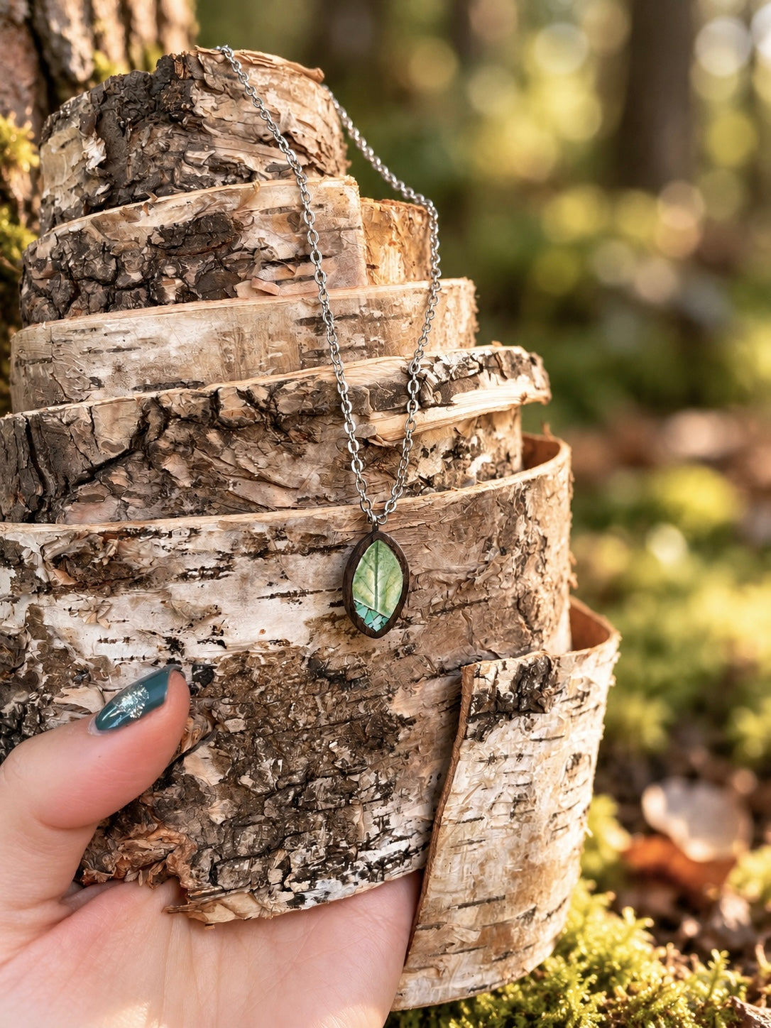 Collana girocollo con foglia verde