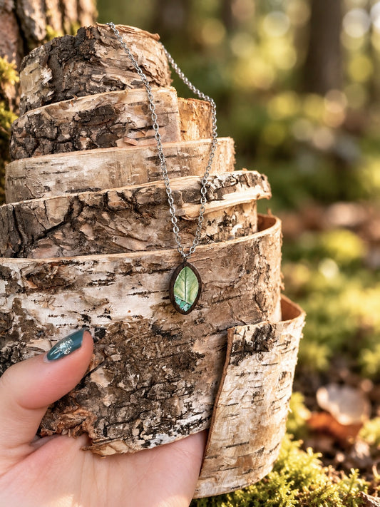 Collana girocollo con foglia verde