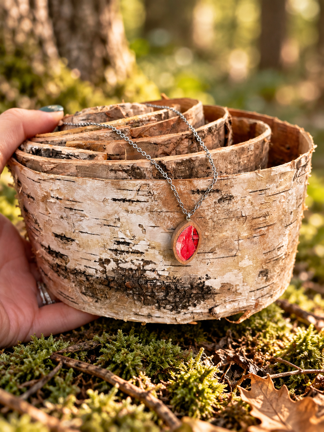 Collana foglia autunnale in legno e mosaico