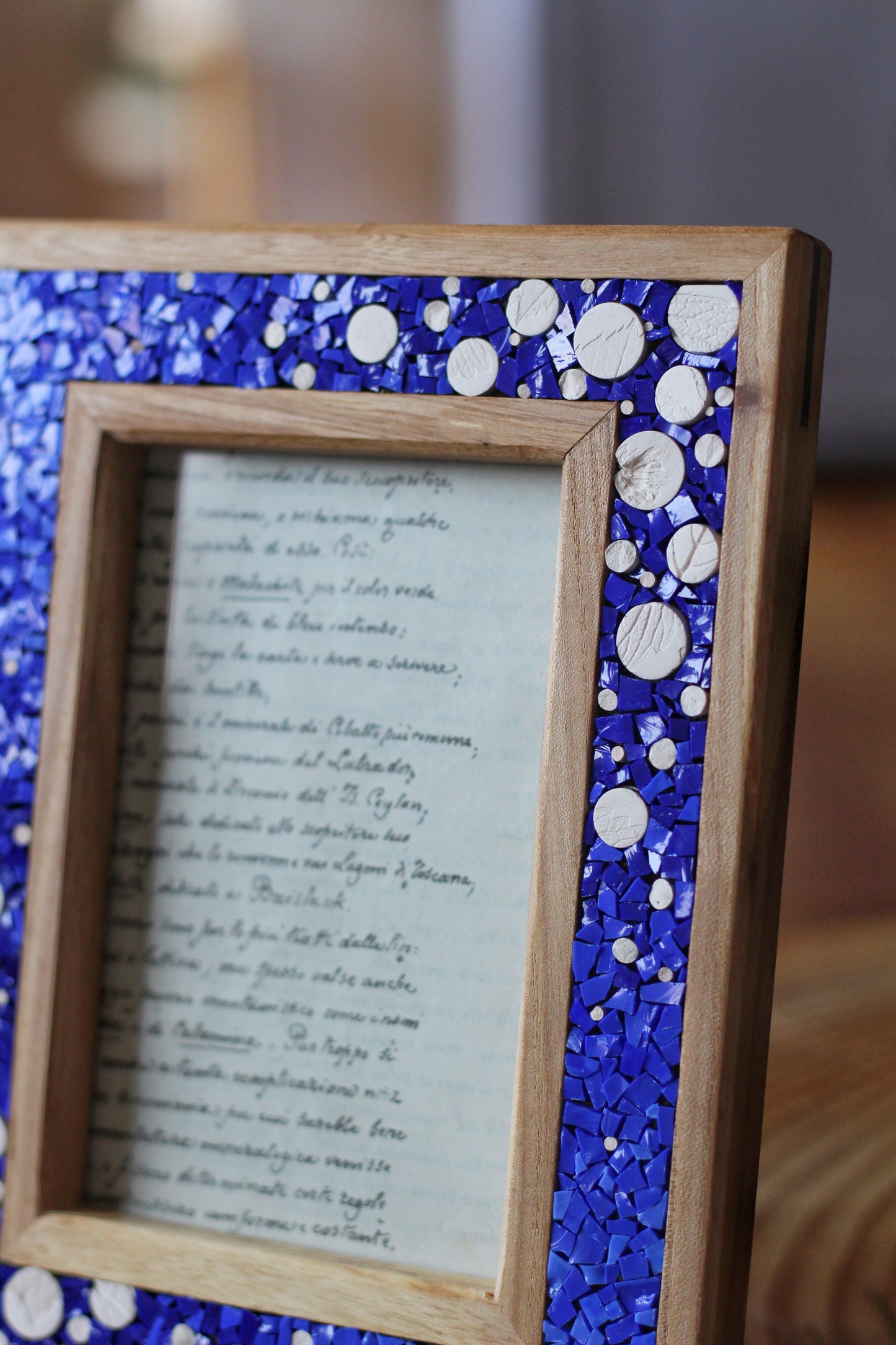 Cornice artigianale con mosaico blu e oro per foto 10 x 15 cm | Upsidu