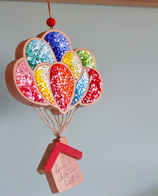 Casa con palloncini colorati | Upsidu