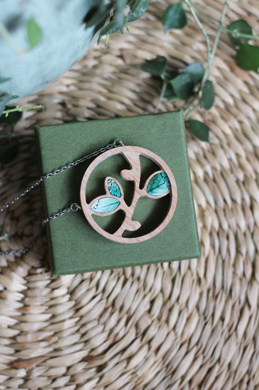 Collana con foglie in legno e mosaico | Upsidu