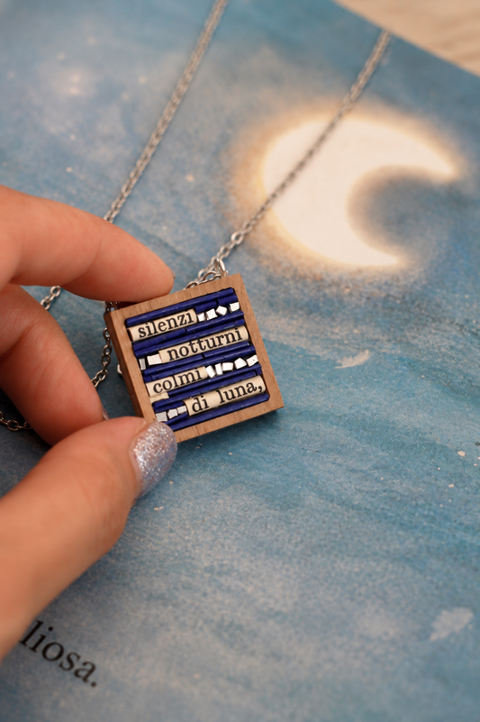 Collana girocollo quadrata blu notte