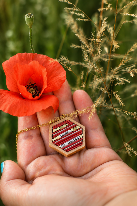Collana girocollo esagonale rossa