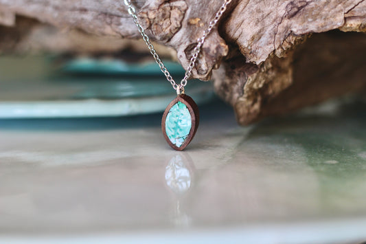 Collana girocollo con ciondolo foglia verde acqua | Upsidu