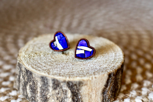 Orecchini a lobo a cuoricino blu e oro bianco  in legno e mosaico - Collezione Wood you love me?