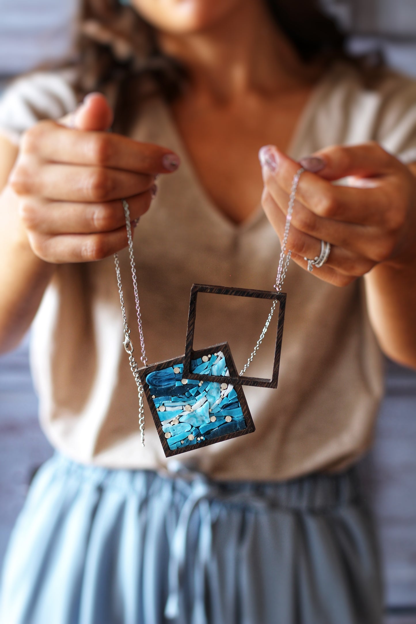 Collana elegante in legno e mosaico- onda turchese | Upsidu