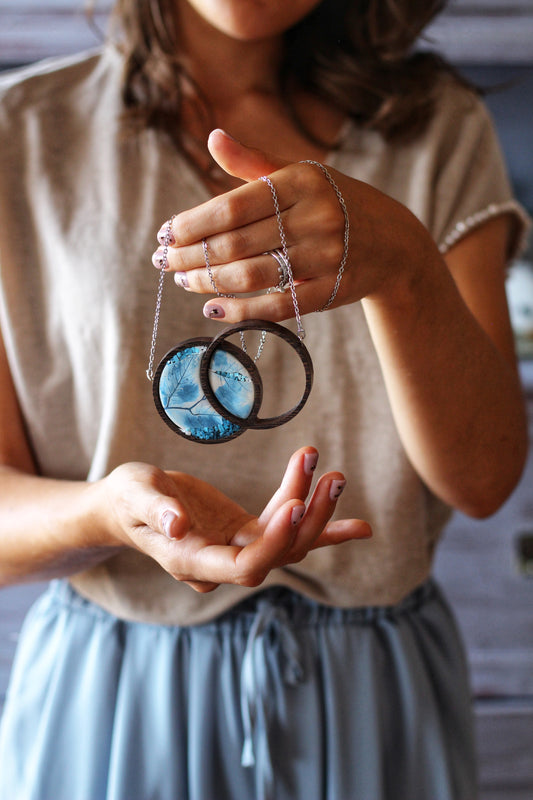 Collana due cerchi con impressione di foglie | Upsidu