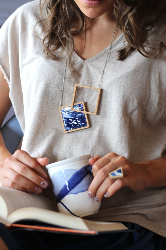 Collana elegante in legno e mosaico- collana blu pesci | Upsidu