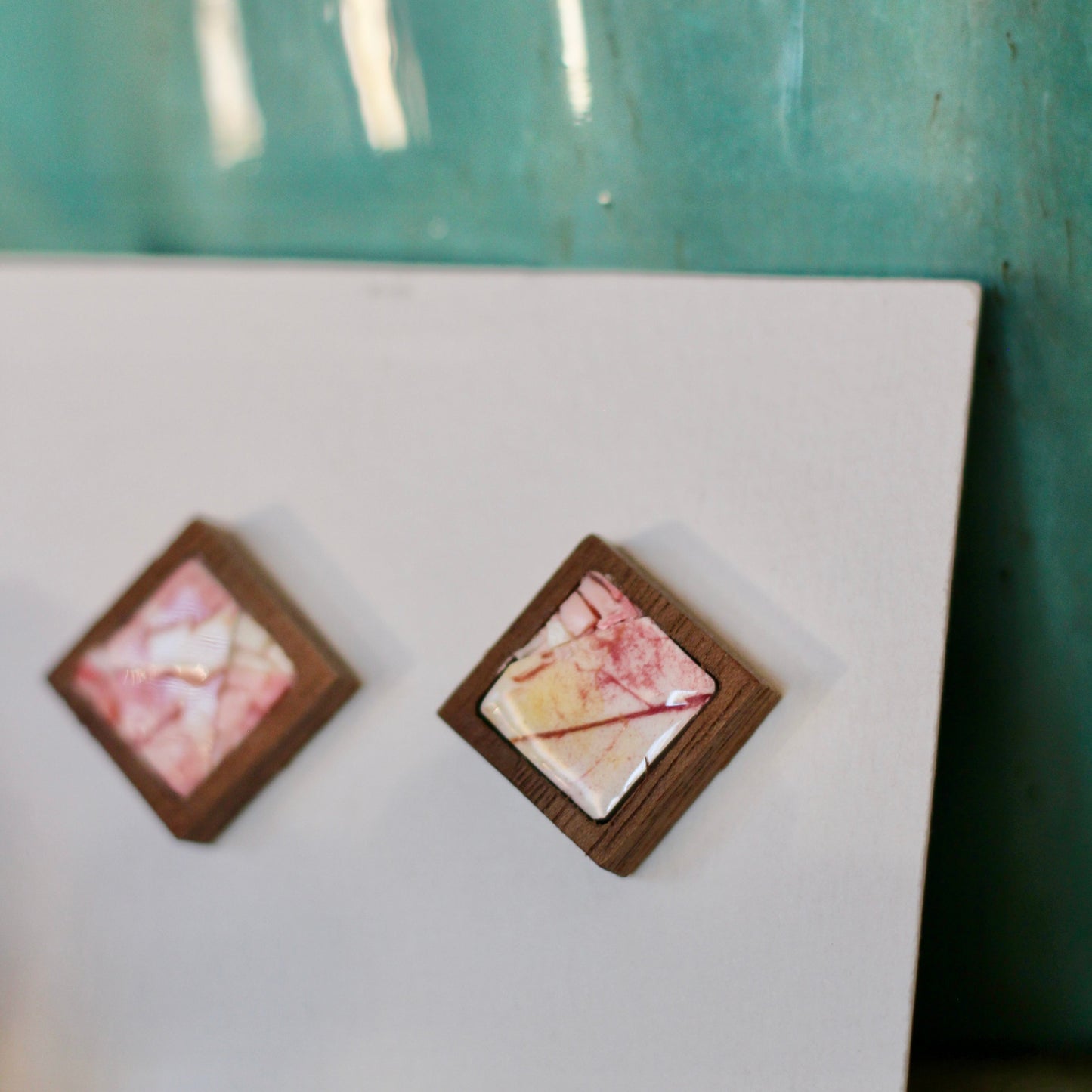 Orecchini rosa quadrati in legno e mosaico | Upsidu