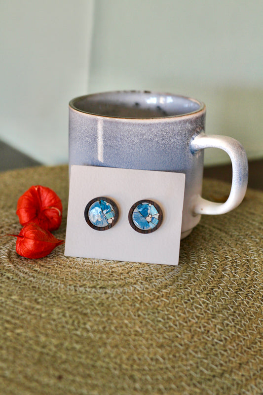 Orecchini particolari tondi in legno e mosaico blu | Upsidu