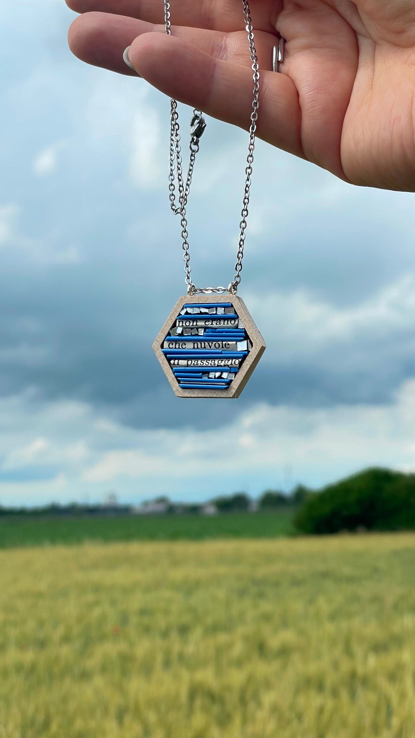 Collana girocollo esagonale azzurra in mosaico