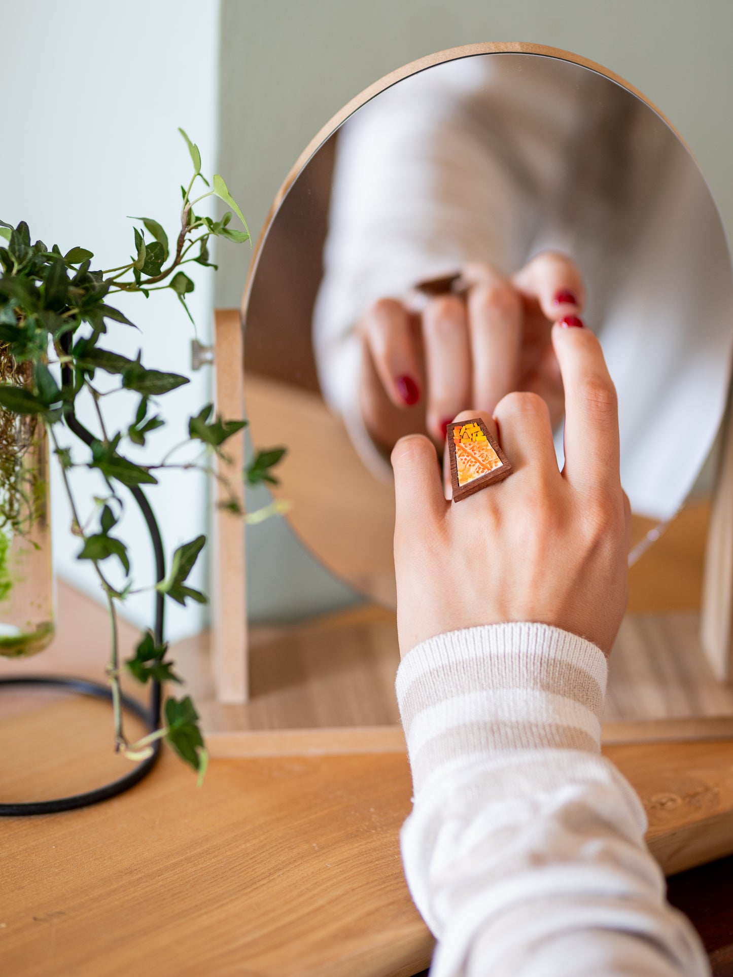 Anello artigianale arancione in legno e mosaico | Upsidu