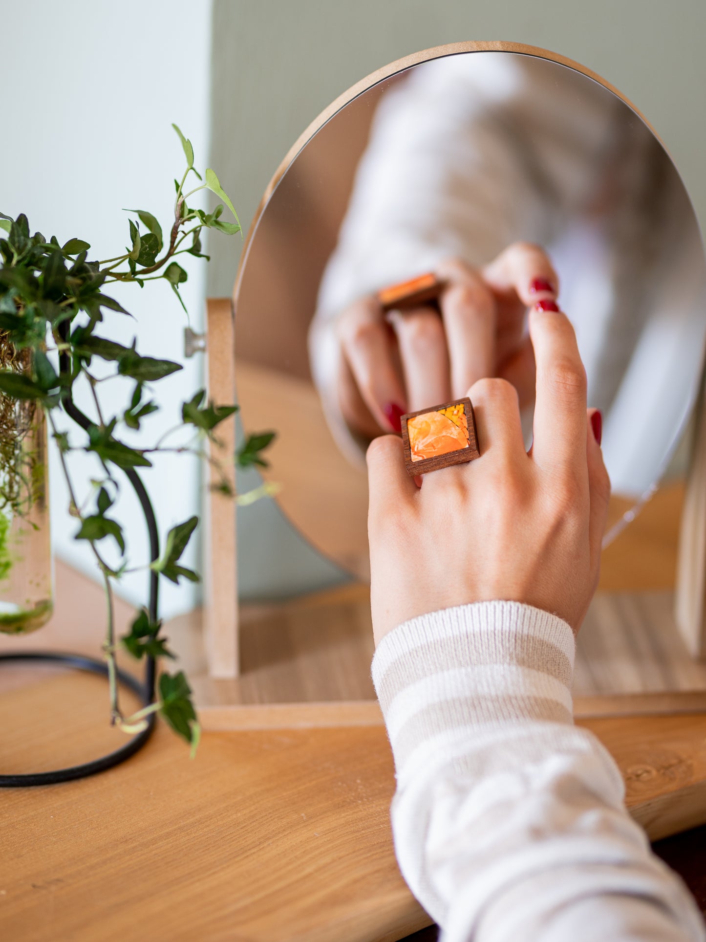 Anello quadrato arancione in legno e mosaico | Upsidu